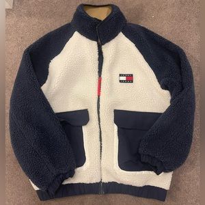 This is a men’s Tommy Hifliger sherpa jacket, since large. Only worn once!